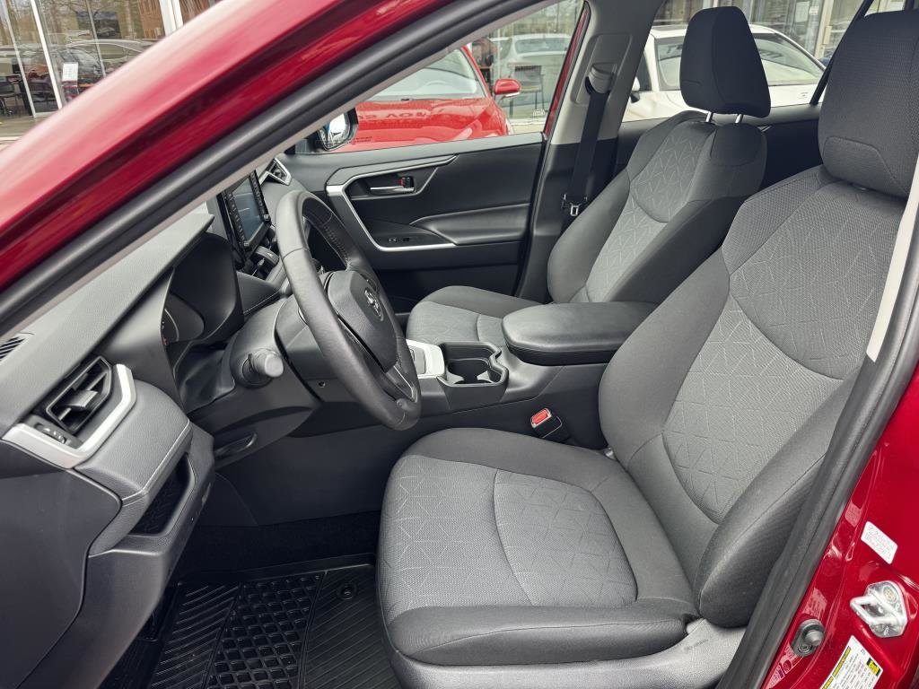 2019  RAV4 XLE in Longueuil, Quebec - 11 - w1024h768px