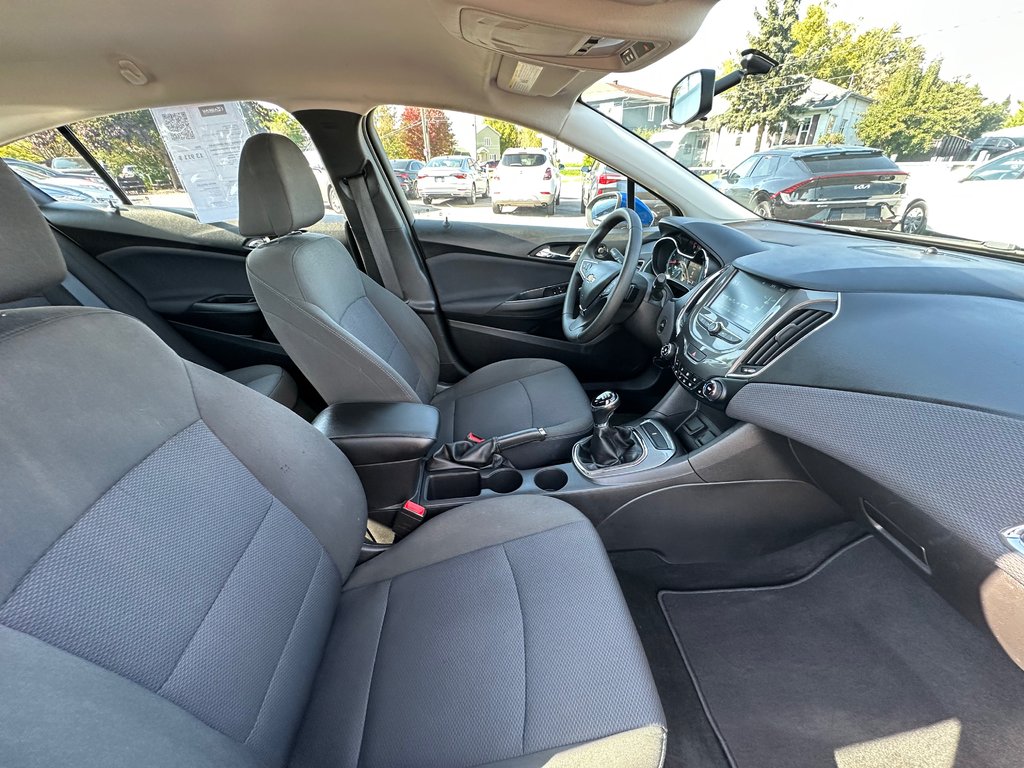 2018 Chevrolet Cruze LT SEULEMENT 028910 KM in St-Jean-Sur-Richelieu, Quebec - 11 - w1024h768px