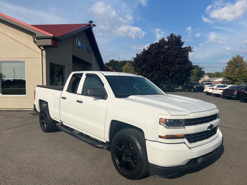 Silverado 1500 Custom 4x4 V8 5.3L 6 passagers 2018 à St-Jean-Sur-Richelieu, Québec - 1 - w1024h768px