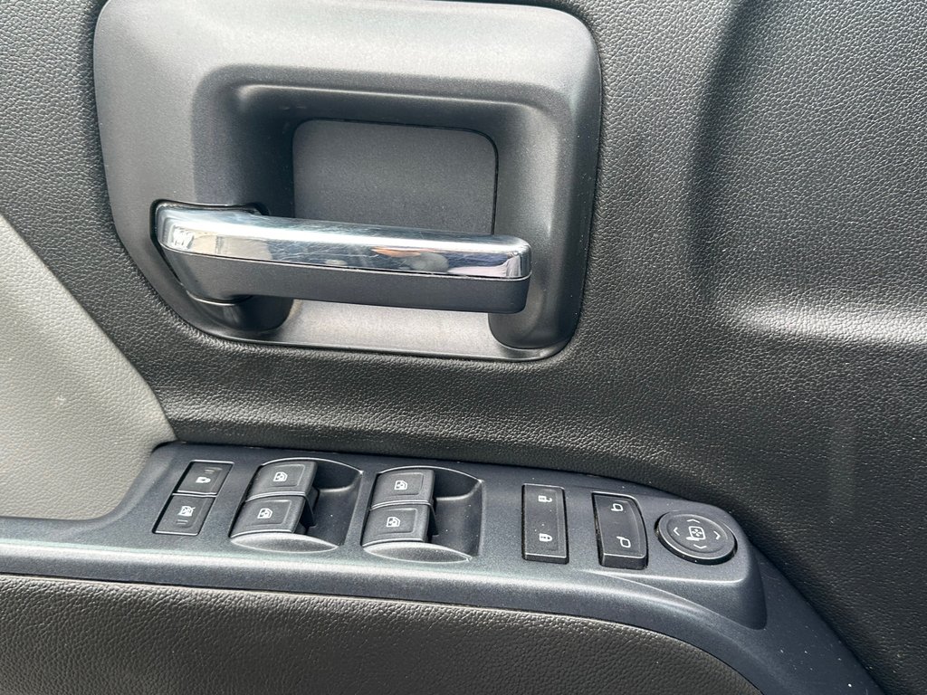 2019 Chevrolet Silverado 1500 Custom 4X4 in St-Jean-Sur-Richelieu, Quebec - 14 - w1024h768px