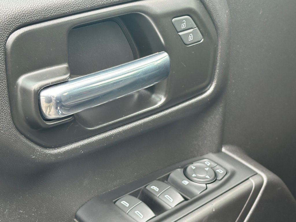 2022 Chevrolet Silverado 1500 4X4 CUSTOM CREW DEMARREUR CAMERA in St-Jean-Sur-Richelieu, Quebec - 17 - w1024h768px