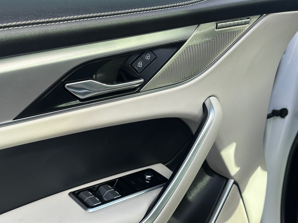 Jaguar F-PACE R-Dynamic S CUIR NAVIGATION TOIT PANORAMIQUE 2024 à St-Jean-Sur-Richelieu, Québec - 19 - w1024h768px