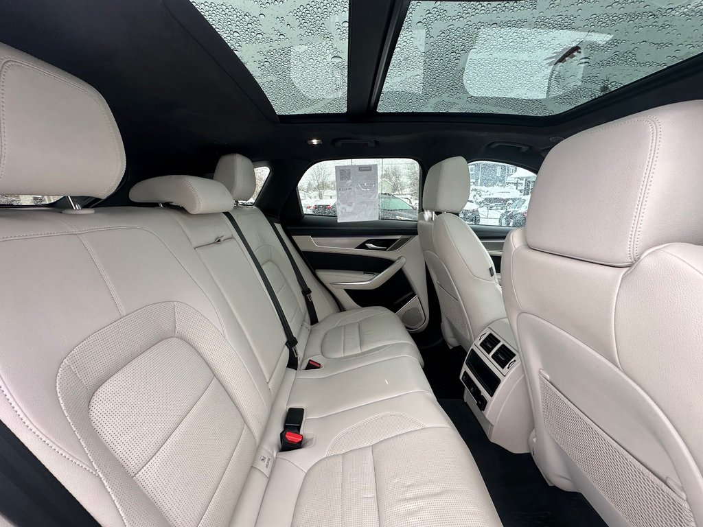 Jaguar F-PACE R-Dynamic S CUIR NAVIGATION TOIT PANORAMIQUE 2024 à St-Jean-Sur-Richelieu, Québec - 12 - w1024h768px