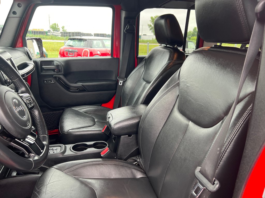 Wrangler Unlimited Altitude 4x4 2 TOIT CUIR NAVI 2015 à St-Jean-Sur-Richelieu, Québec - 3 - w1024h768px