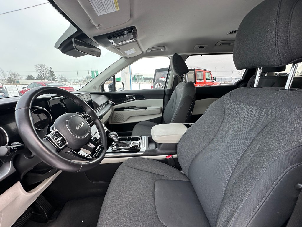 2023 Kia Carnival LX+  8 PASSAGERS in St-Jean-Sur-Richelieu, Quebec - 17 - w1024h768px