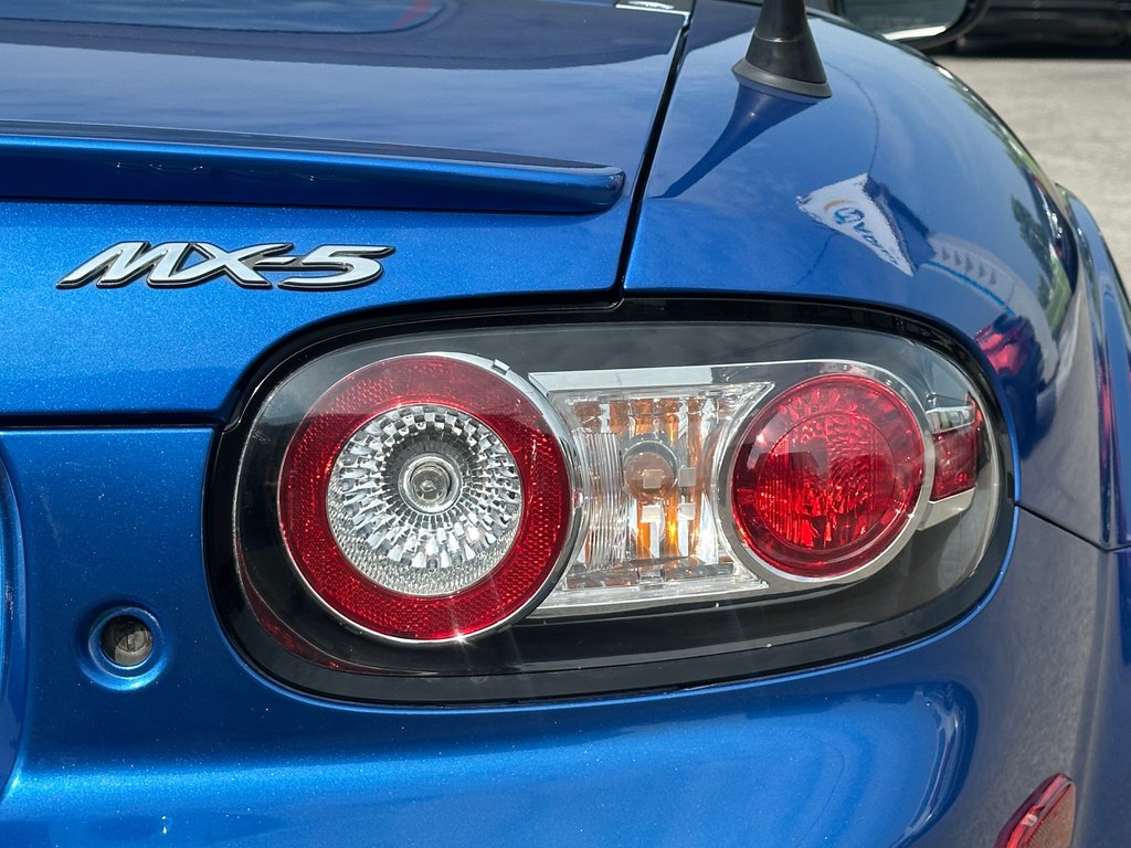 Mazda MX-5 MIATA CONVERTIBLE SEULEMENT 095428 KM COMME NEUVE 2006 à St-Jean-Sur-Richelieu, Québec - 20 - w1024h768px