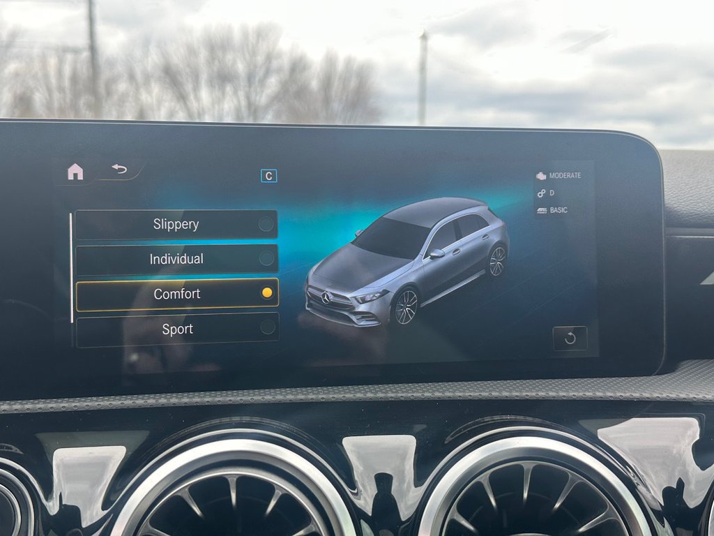 Mercedes-Benz A-Class AMG A 35 CUIR TOIT PANORAMIQUE AWD 2022 à St-Jean-Sur-Richelieu, Québec - 26 - w1024h768px