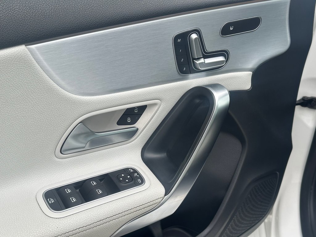 Mercedes-Benz A-Class AMG A 35 CUIR TOIT PANORAMIQUE AWD 2022 à St-Jean-Sur-Richelieu, Québec - 18 - w1024h768px