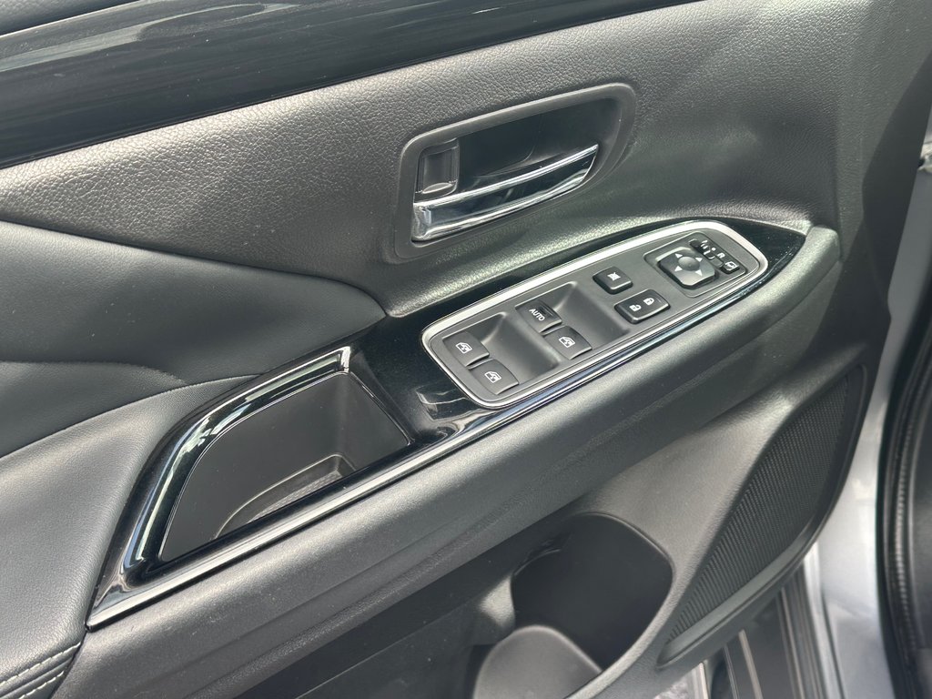 2018 Mitsubishi OUTLANDER PHEV SE TOURING AWD CUIR TOIT OUVRANT in St-Jean-Sur-Richelieu, Quebec - 17 - w1024h768px