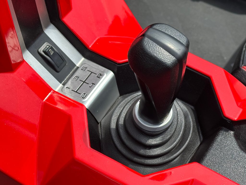 2016 Polaris Slingshot SEULEMENT 10602 KM in St-Jean-Sur-Richelieu, Quebec - 17 - w1024h768px
