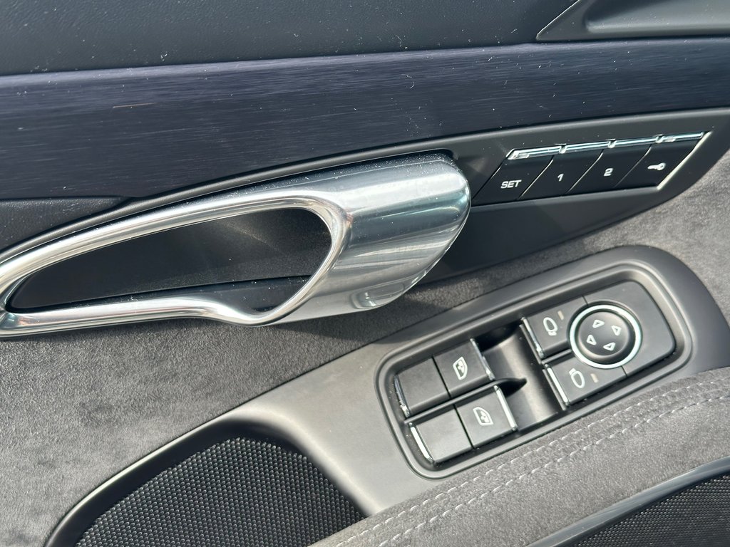 2015 Porsche 911 CARRERA 4 GTS SEULEMENT 029739 KM in St-Jean-Sur-Richelieu, Quebec - 20 - w1024h768px