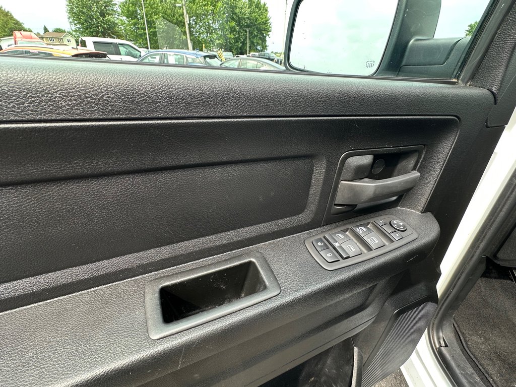 2023 Ram 1500 Classic Express CREW in St-Jean-Sur-Richelieu, Quebec - 12 - w1024h768px