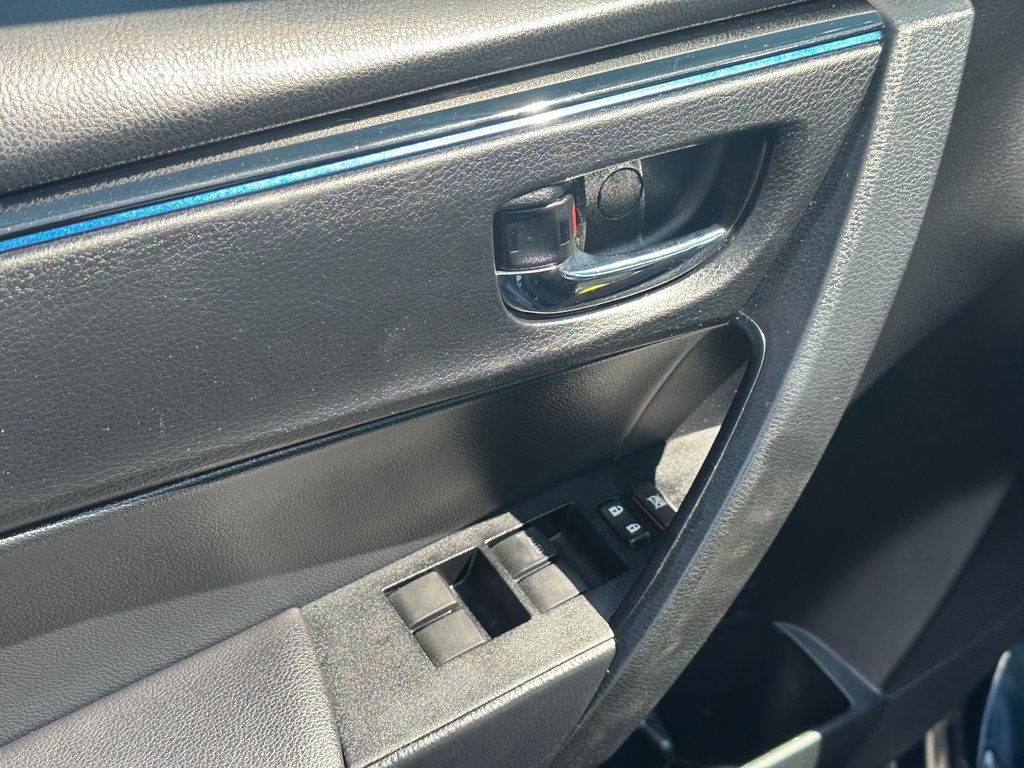 2017 Toyota Corolla XSE CUIR NAVIGATION TOIT OUVRANT in St-Jean-Sur-Richelieu, Quebec - 17 - w1024h768px