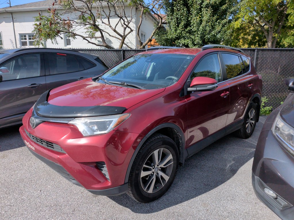 2018 Toyota RAV4 LE AWD in St-Jean-Sur-Richelieu, Quebec - 1 - w1024h768px