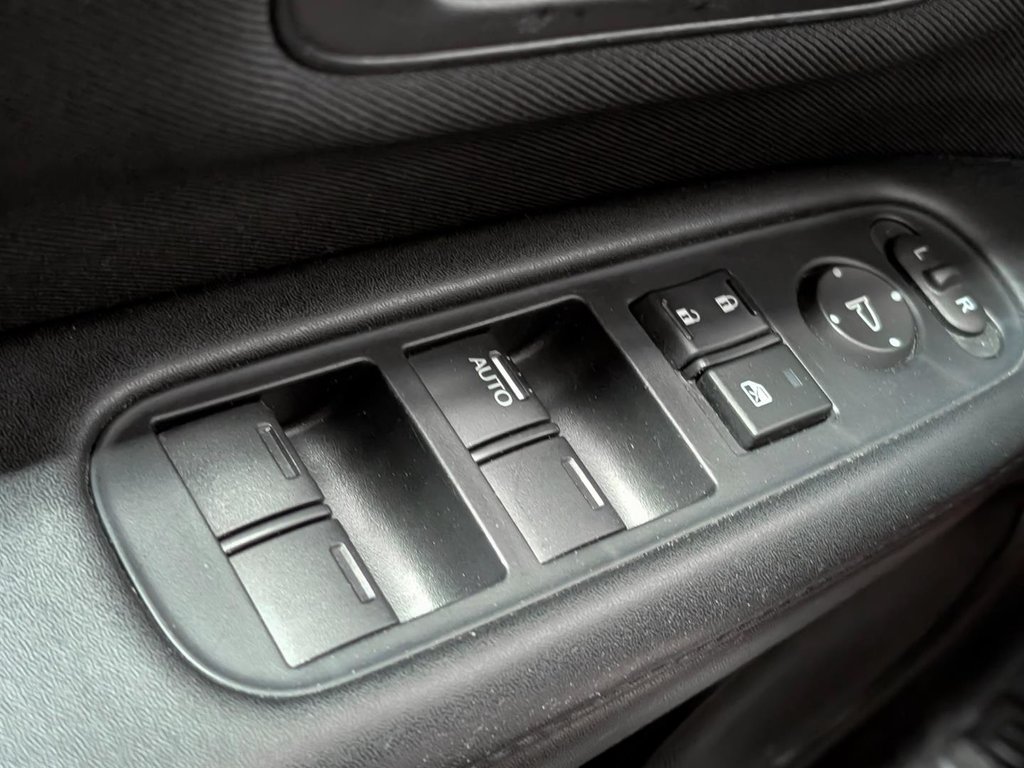 2016 Honda HR-V 4WD LX in Sherbrooke, Quebec - 15 - w1024h768px