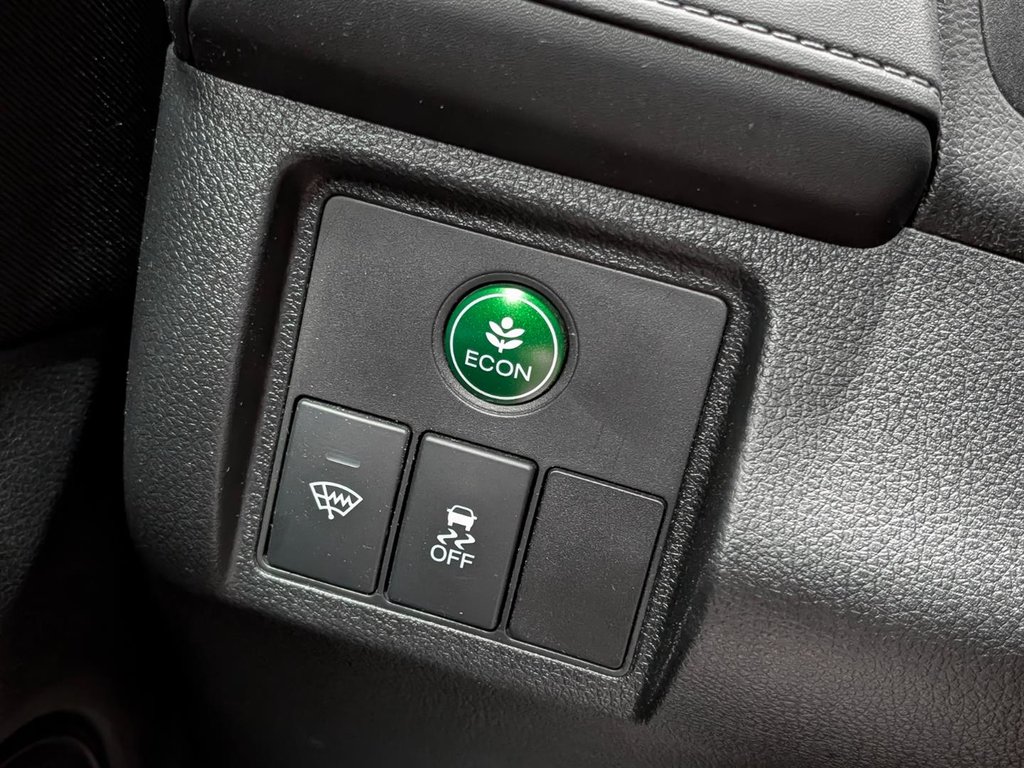 2016 Honda HR-V 4WD LX in Sherbrooke, Quebec - 16 - w1024h768px