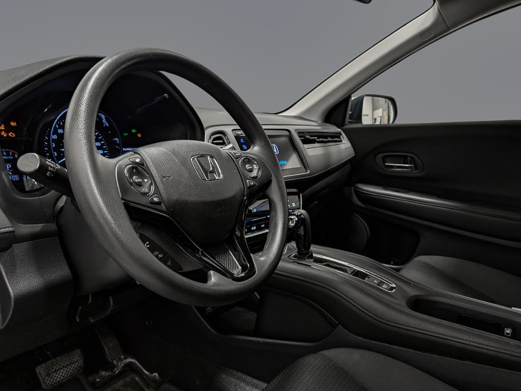 2021 Honda HR-V LX 2WD in Sherbrooke, Quebec - 6 - w1024h768px