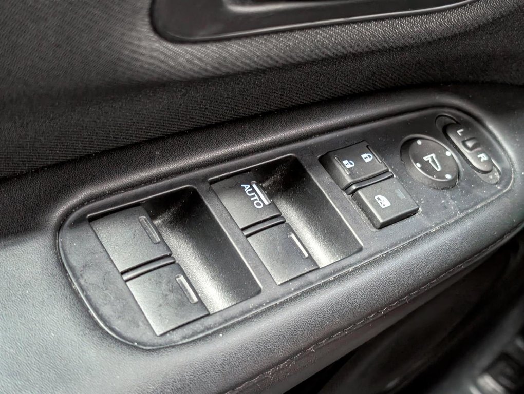 2021 Honda HR-V LX 2WD in Sherbrooke, Quebec - 15 - w1024h768px