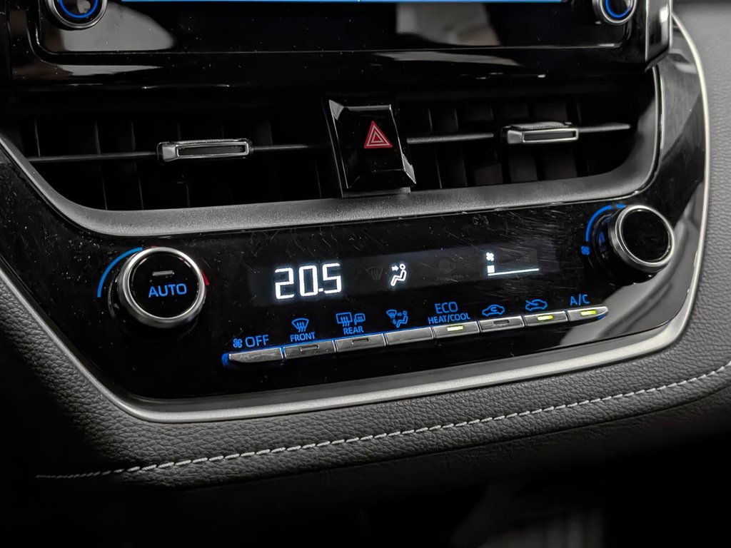 2020 Toyota Corolla Hatchback SE in Sherbrooke, Quebec - 10 - w1024h768px