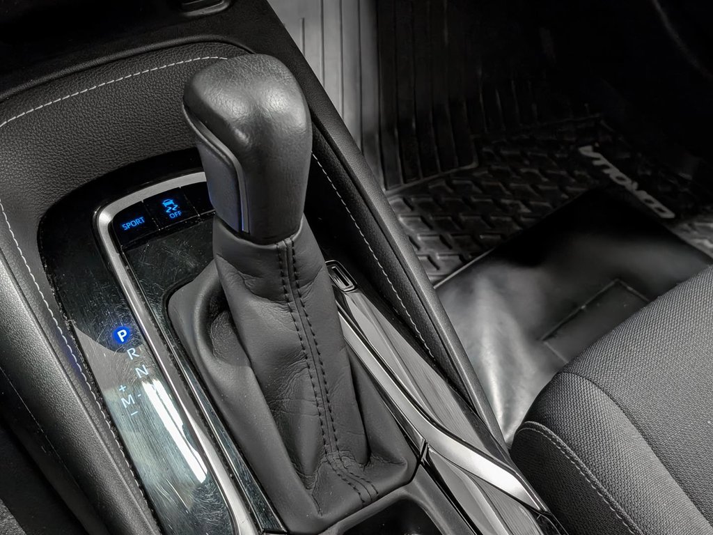 2020 Toyota Corolla Hatchback SE in Sherbrooke, Quebec - 12 - w1024h768px