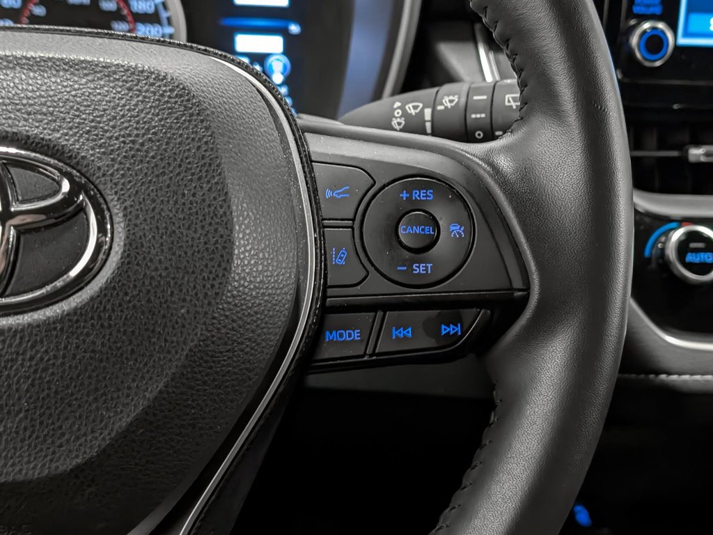 2020 Toyota Corolla Hatchback SE in Sherbrooke, Quebec - 13 - w1024h768px
