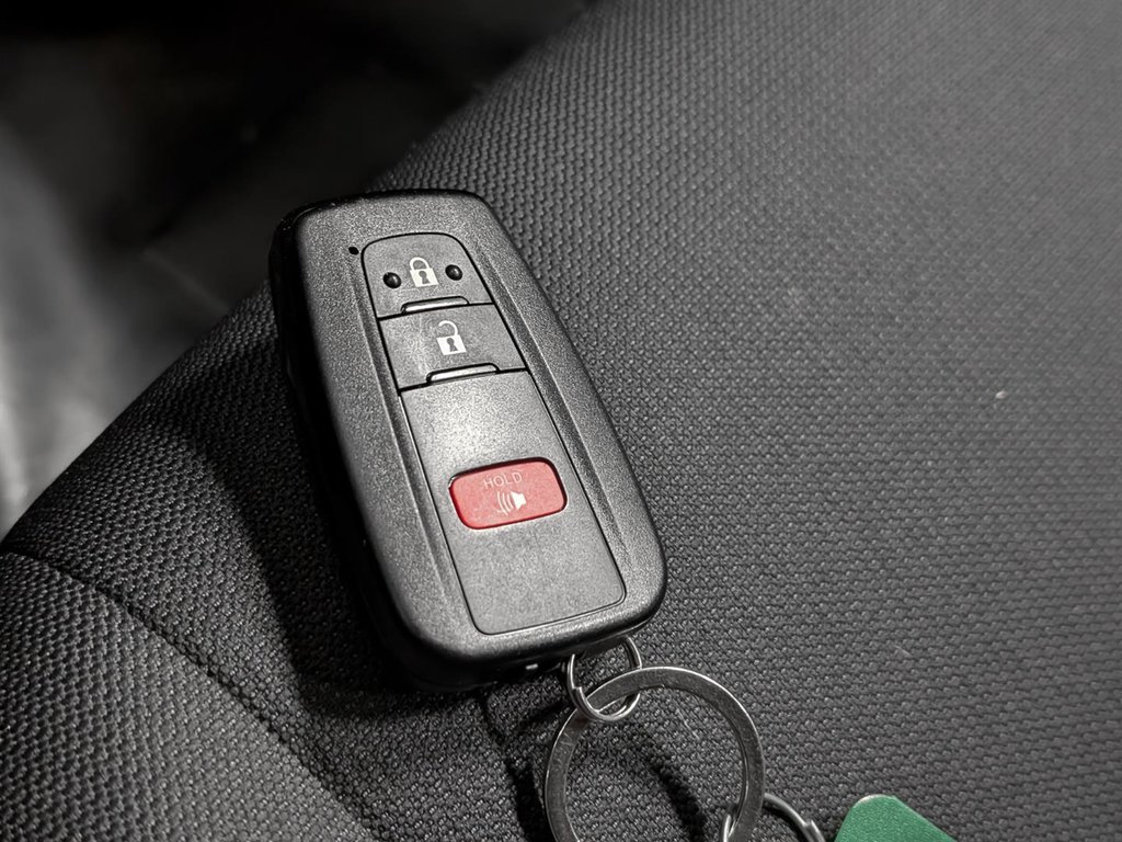 2020 Toyota Corolla Hatchback SE in Sherbrooke, Quebec - 17 - w1024h768px