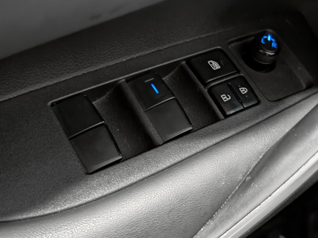 2022 Toyota Corolla SE in Sherbrooke, Quebec - 18 - w1024h768px