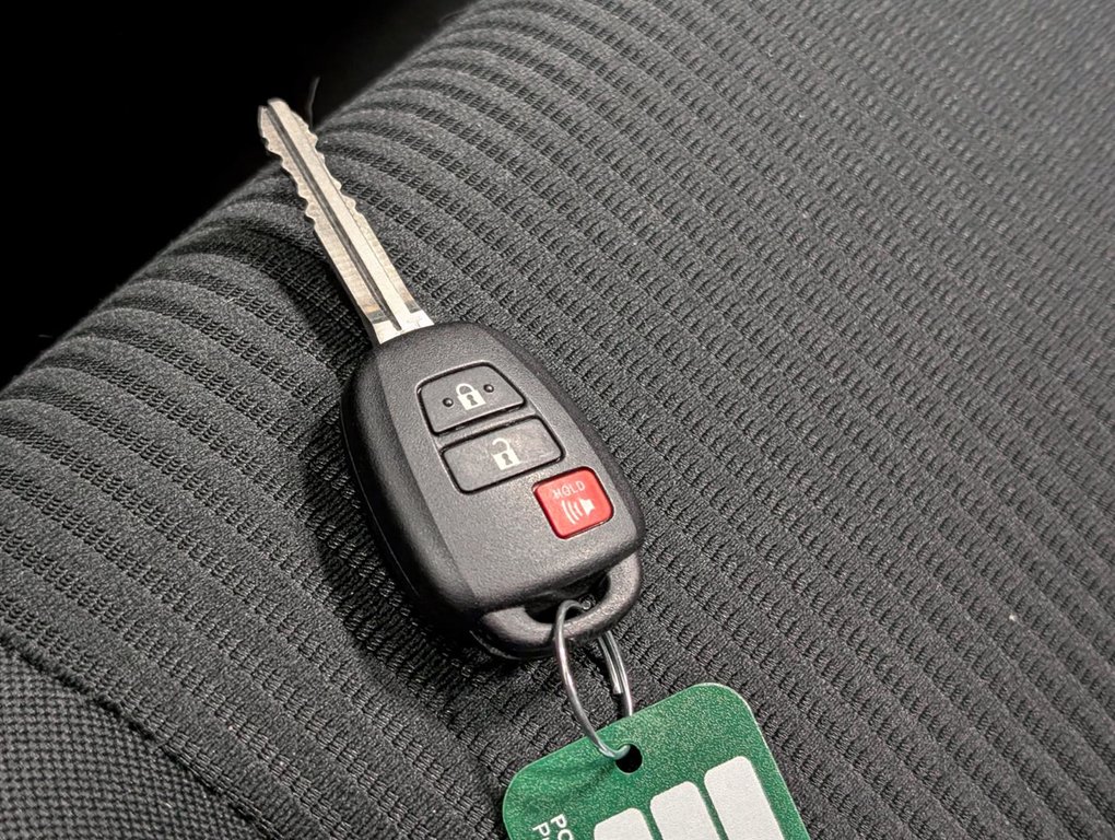 2016 Toyota RAV4 FWD LE in Sherbrooke, Quebec - 20 - w1024h768px