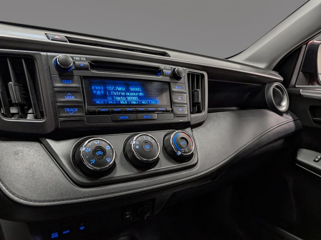 2016 Toyota RAV4 FWD LE in Sherbrooke, Quebec - 10 - w1024h768px