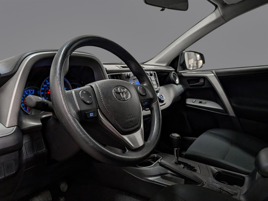 2016 Toyota RAV4 FWD LE in Sherbrooke, Quebec - 8 - w1024h768px