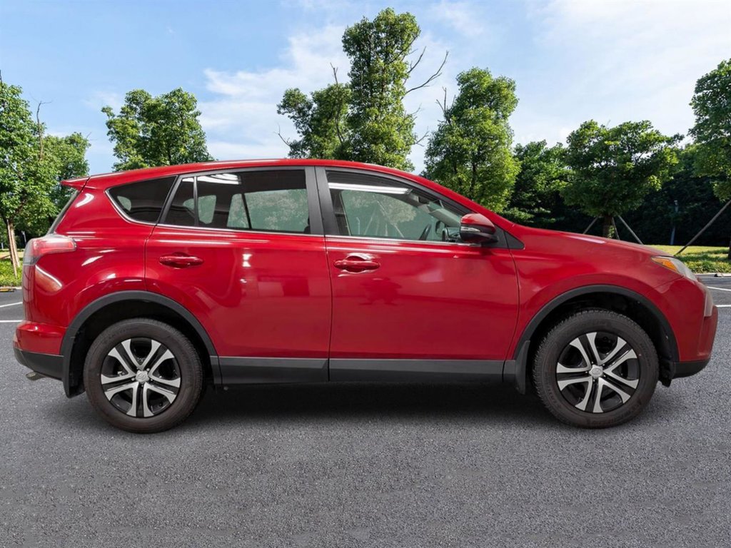 2016 Toyota RAV4 FWD LE in Sherbrooke, Quebec - 7 - w1024h768px