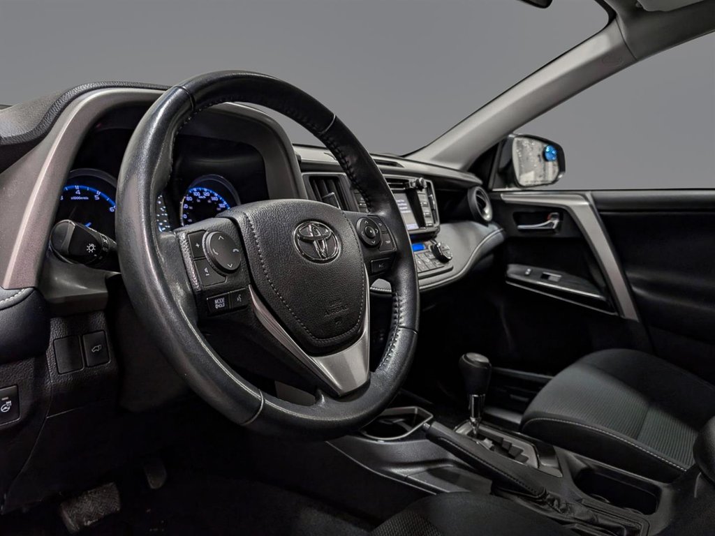 2018 Toyota RAV4 FWD XLE in Sherbrooke, Quebec - 8 - w1024h768px
