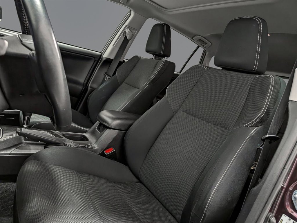 2018 Toyota RAV4 FWD XLE in Sherbrooke, Quebec - 9 - w1024h768px