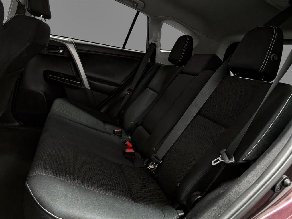 2018 Toyota RAV4 FWD XLE in Sherbrooke, Quebec - 12 - w1024h768px