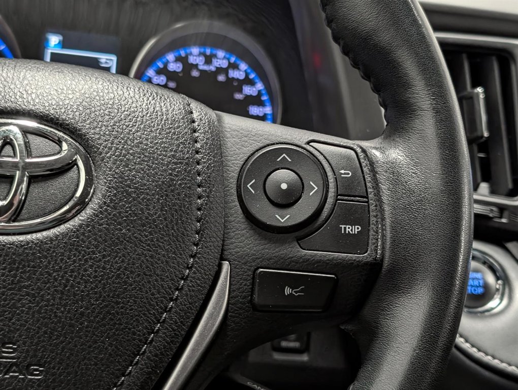 2018 Toyota RAV4 FWD XLE in Sherbrooke, Quebec - 18 - w1024h768px