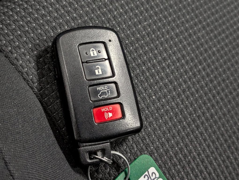 2018 Toyota RAV4 FWD XLE in Sherbrooke, Quebec - 23 - w1024h768px