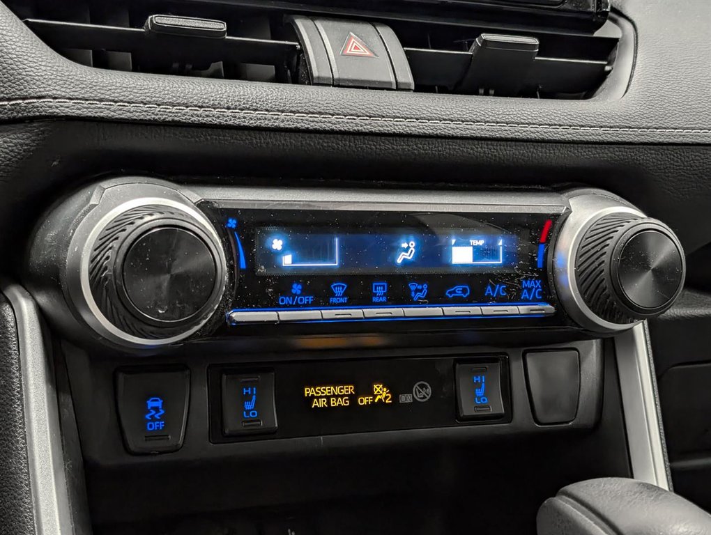 2020 Toyota RAV4 LE AWD in Sherbrooke, Quebec - 12 - w1024h768px