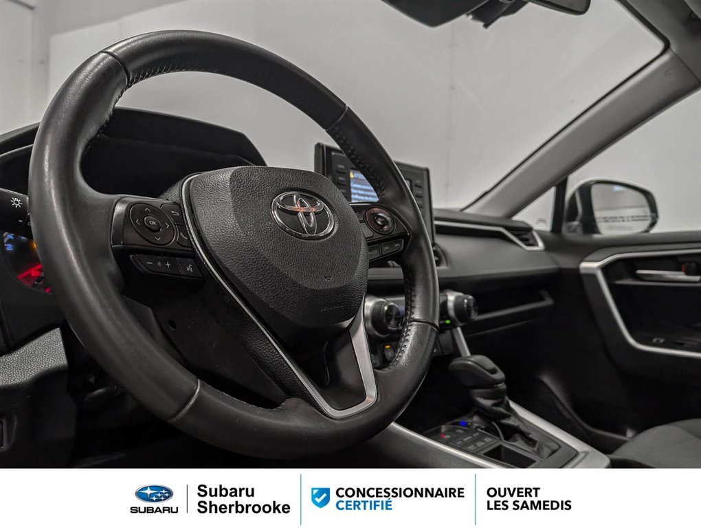 2020 Toyota RAV4 XLE/AWD in Sherbrooke, Quebec - 7 - w1024h768px