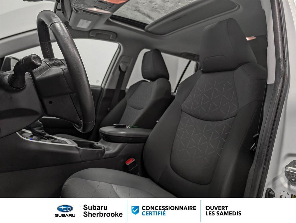 2020 Toyota RAV4 XLE/AWD in Sherbrooke, Quebec - 8 - w1024h768px