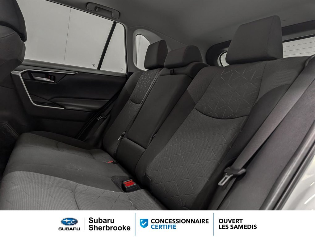 2020 Toyota RAV4 XLE/AWD in Sherbrooke, Quebec - 9 - w1024h768px