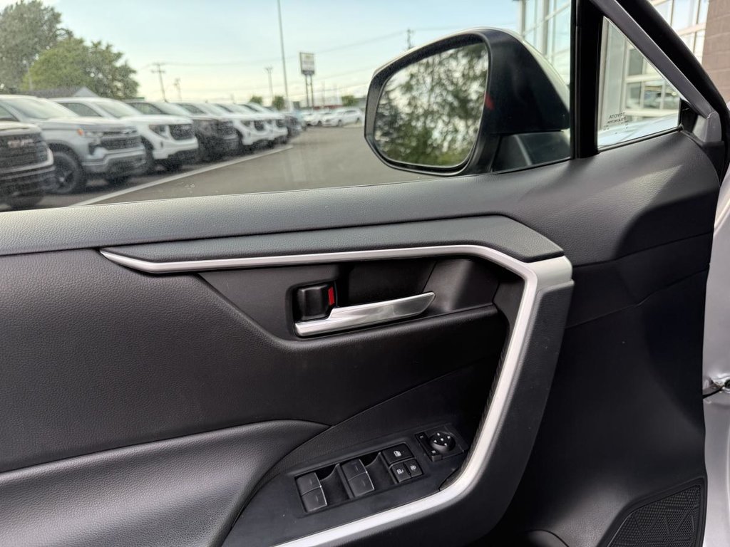 Toyota RAV4 AWD XLE TOIT OUVRANT 2024 à Québec, Québec - 9 - w1024h768px