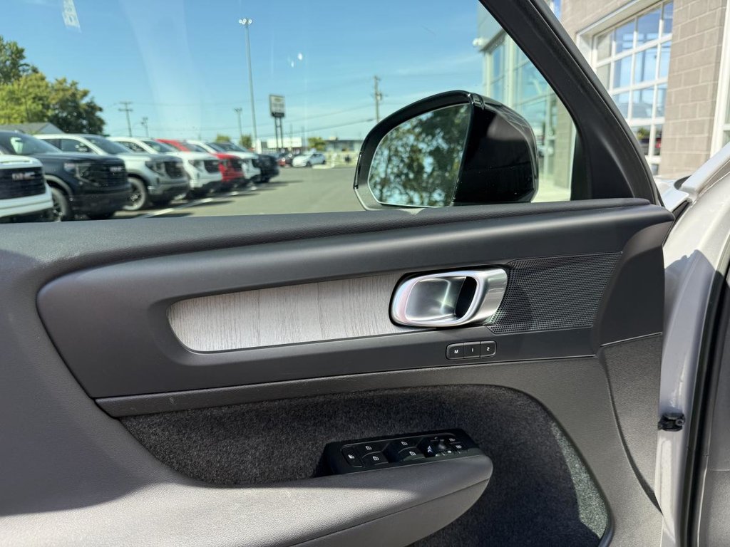 Volvo XC40 Plus Dark B5 2023 à Quebec, Québec - 12 - w1024h768px