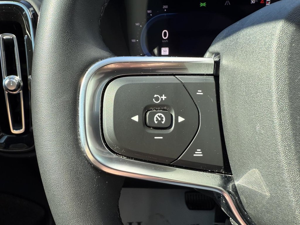 Volvo XC40 Plus Dark B5 2023 à Quebec, Québec - 14 - w1024h768px