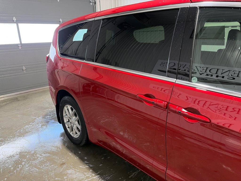 2026 Chrysler Grand Caravan SXT in Grand-Sault and Edmunston, New Brunswick - 4 - w1024h768px