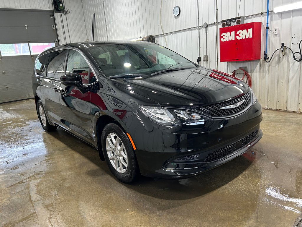 2027 Chrysler Grand Caravan SXT in Grand-Sault and Edmunston, New Brunswick - 3 - w1024h768px