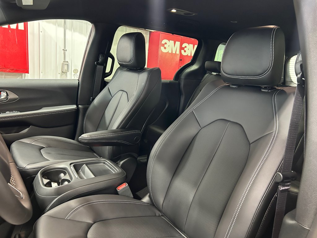 2027 Chrysler Grand Caravan SXT in Grand-Sault and Edmunston, New Brunswick - 10 - w1024h768px