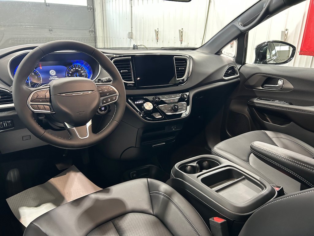 2027 Chrysler Grand Caravan SXT in Grand-Sault and Edmunston, New Brunswick - 7 - w1024h768px