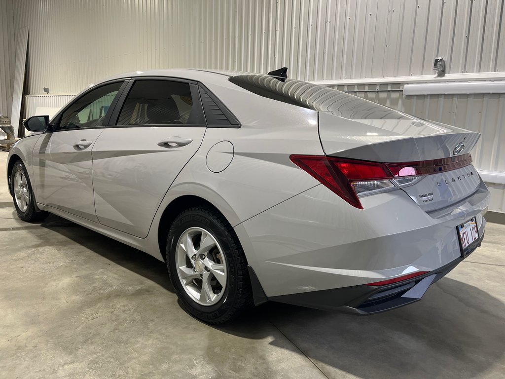 2022  Elantra Essential in Grand-Sault and Edmunston, New Brunswick - 6 - w1024h768px