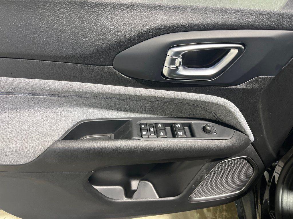 2026 Jeep Compass SPORT in Grand-Sault and Edmunston, New Brunswick - 10 - w1024h768px