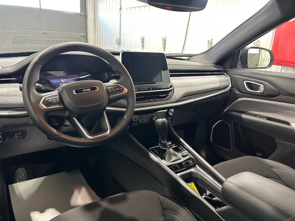 2026 Jeep Compass SPORT in Grand-Sault and Edmunston, New Brunswick - 8 - w1024h768px